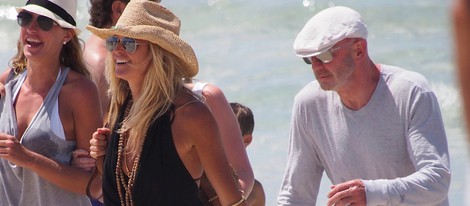 Elle Macpherson junto a Roger Jenkins en Ibiza