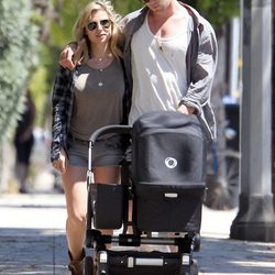 Elsa Pataky y Chris Hemsworth pasean por Santa Mónica con India Rose
