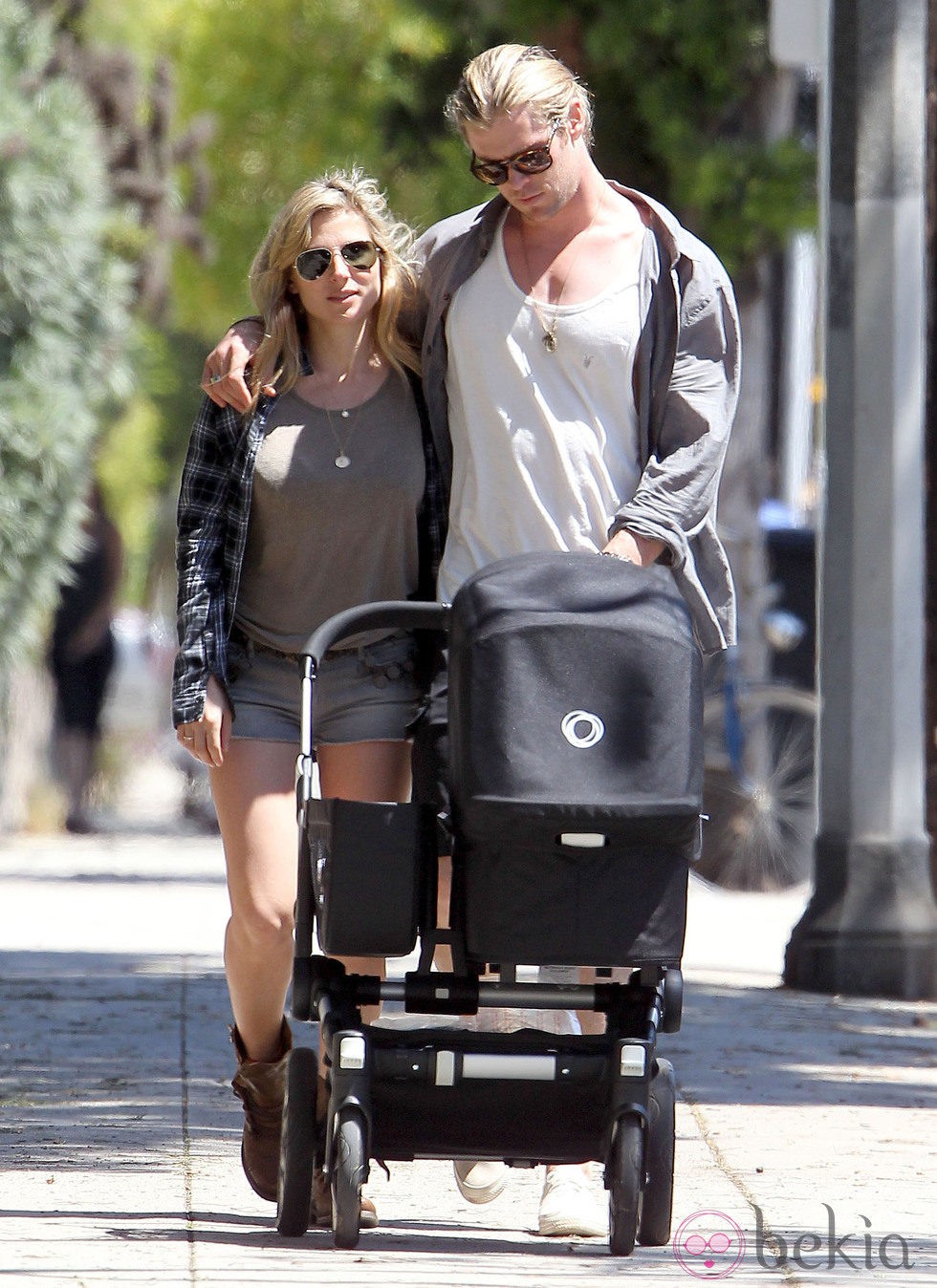 Elsa Pataky y Chris Hemsworth pasean por Santa Mónica con India Rose