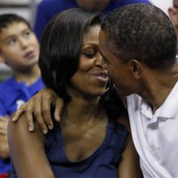 Barack y Michelle Obama se dan un beso