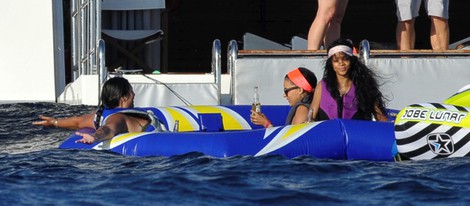 Rihanna en lancha con sus amigas