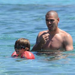 Víctor Valdés juega con su hijo durante sus vacaciones en Cerdeña