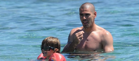 Víctor Valdés juega con su hijo durante sus vacaciones en Cerdeña