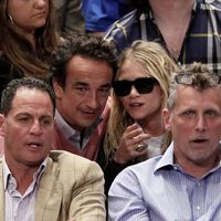 Mary-Kate Olsen y Olivier Sarkozy viendo a la NBA