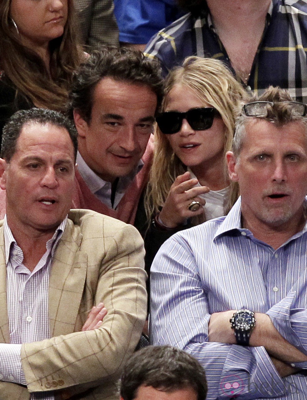 Mary-Kate Olsen y Olivier Sarkozy viendo a la NBA