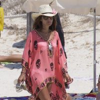 Paula Echevarría pasea por la playa durante sus vacaciones en Ibiza