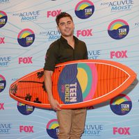Zac Efron posa con su premio en los Teen Choice Awards 2012