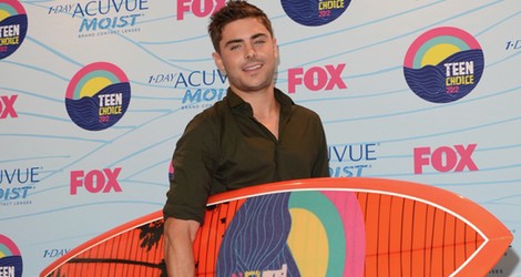 Zac Efron posa con su premio en los Teen Choice Awards 2012