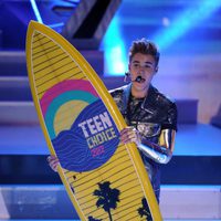 Justin Bieber posa con su premio en los Teen Choice Awards 2012