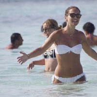 Paula Echevarría bañándose en aguas de Ibiza