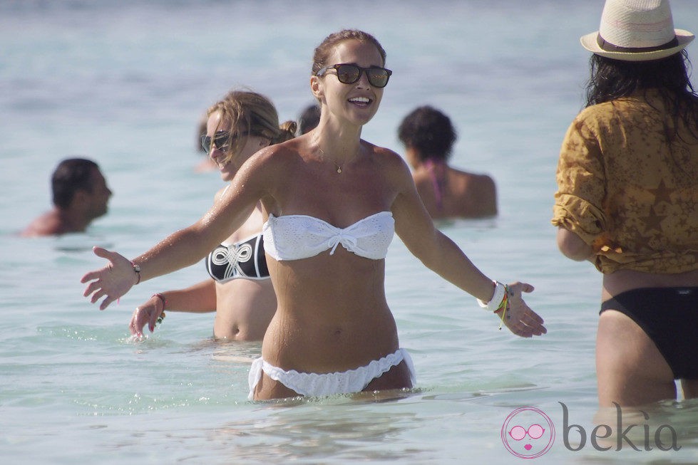 Paula Echevarría bañándose en aguas de Ibiza