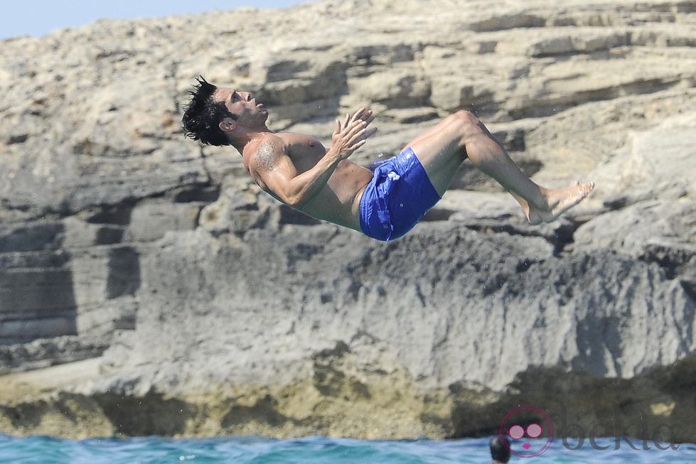 David Bustamante se divierte durante sus vacaciones en Ibiza