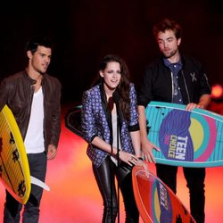 Taylor Lautner, Kristen Stewart y Robert Pattinson con sus premios en los Teen Choice Awards 2012