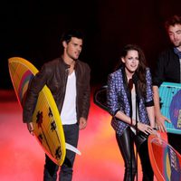 Taylor Lautner, Kristen Stewart y Robert Pattinson con sus premios en los Teen Choice Awards 2012