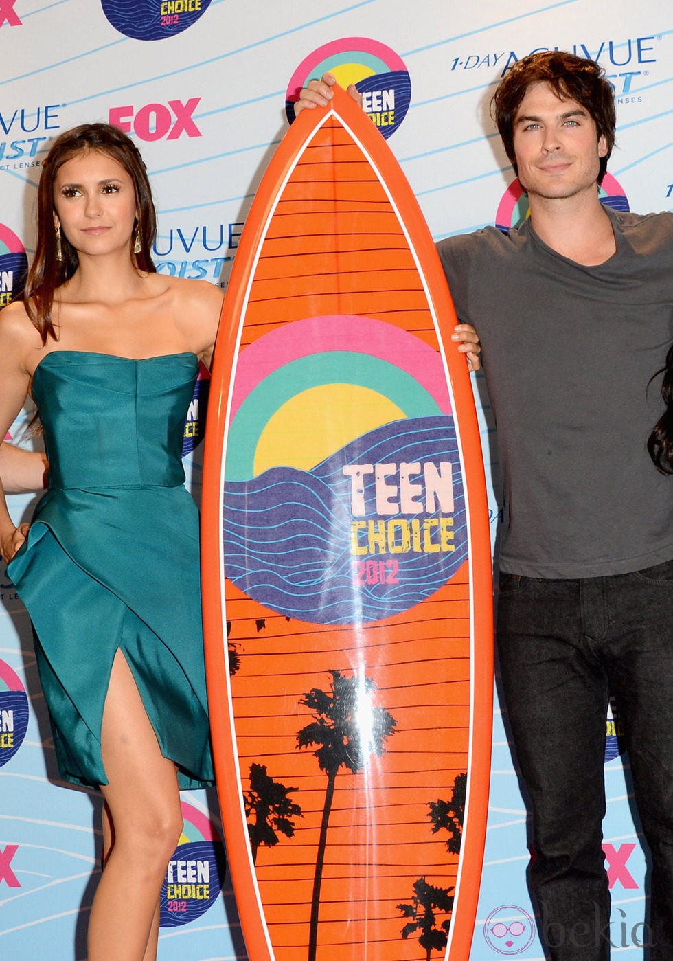 Ian Somerhalder y Nina Dobrev posan con su premio en los Teen Choice Awards 2012