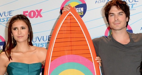 Ian Somerhalder y Nina Dobrev posan con su premio en los Teen Choice Awards 2012