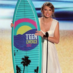 Taylor Swift posa con su premio en los Teen Choice Awards 2012