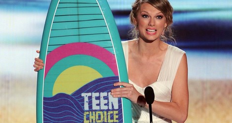 Taylor Swift posa con su premio en los Teen Choice Awards 2012