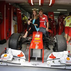 Fernando Alonso y Dasha Kapustina posando en el Gran Premio de Alemania 2012