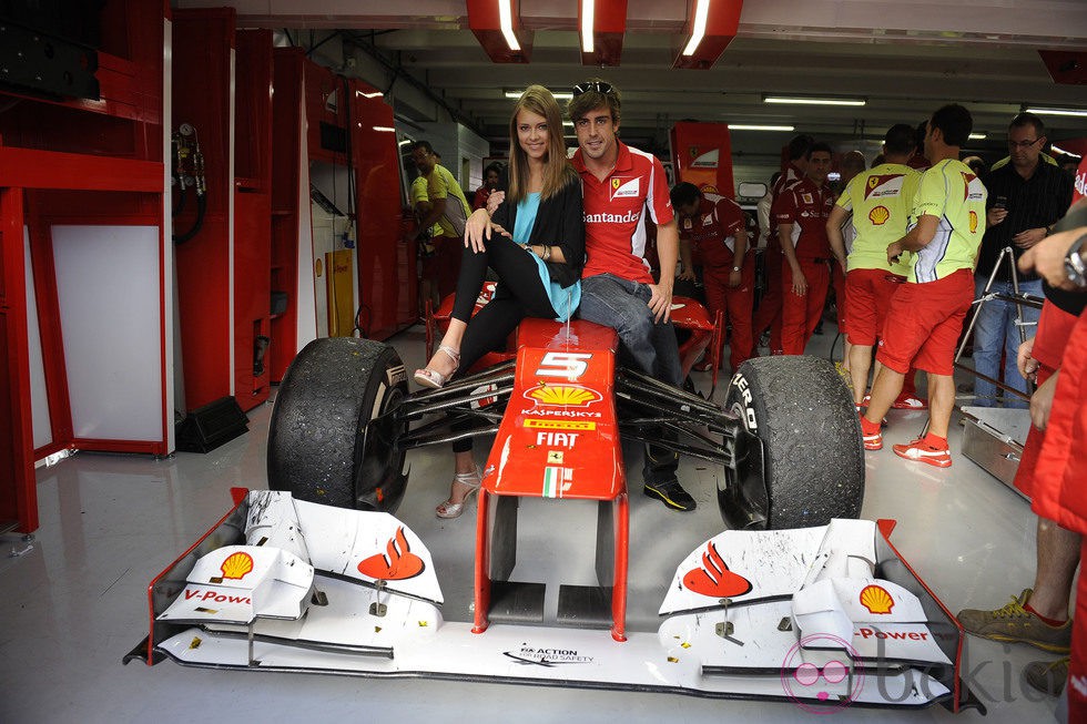 Fernando Alonso y Dasha Kapustina posando en el Gran Premio de Alemania 2012