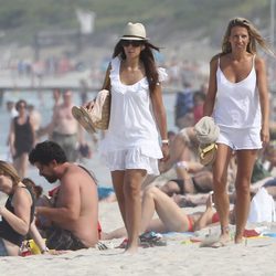 Nuria Fergó pasea por las playas de Mallorca con una amiga