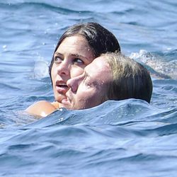 Guti y Romina Belluscio bañándose en el Mediterráneo durante sus vacaciones en Ibiza