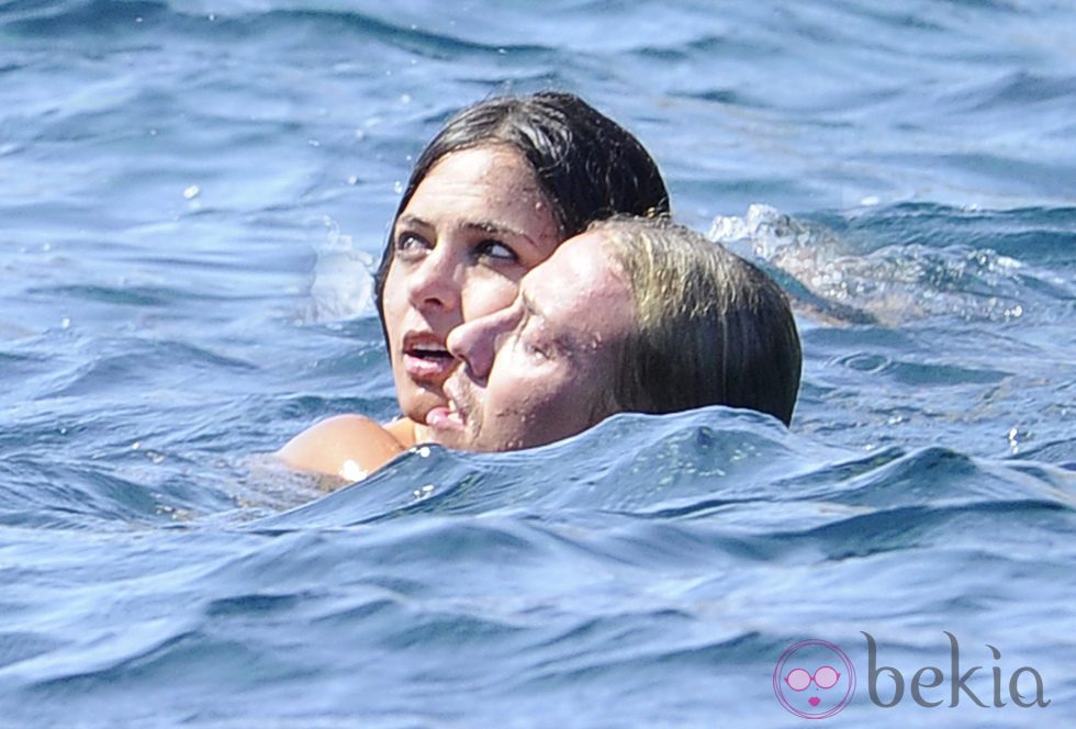 Guti y Romina Belluscio bañándose en el Mediterráneo durante sus vacaciones en Ibiza