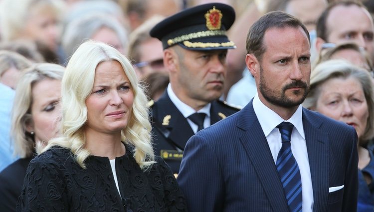 Haakon y Mette-Marit de Noruega en una misa en recuerdo a las víctimas de Utoya
