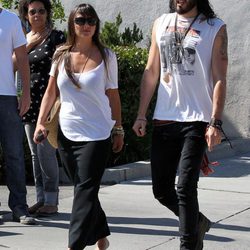 Russell Brand pasea por Los Ángeles con su novia Isabella Brewster