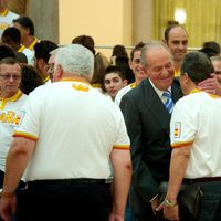 El Rey saluda a un componente del equipo olímpico español de Londres 2012