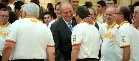 El Rey saluda a un componente del equipo olímpico español de Londres 2012