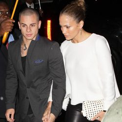 Jennifer Lopez y Casper Smart a la salida de un restaurante de Nueva York