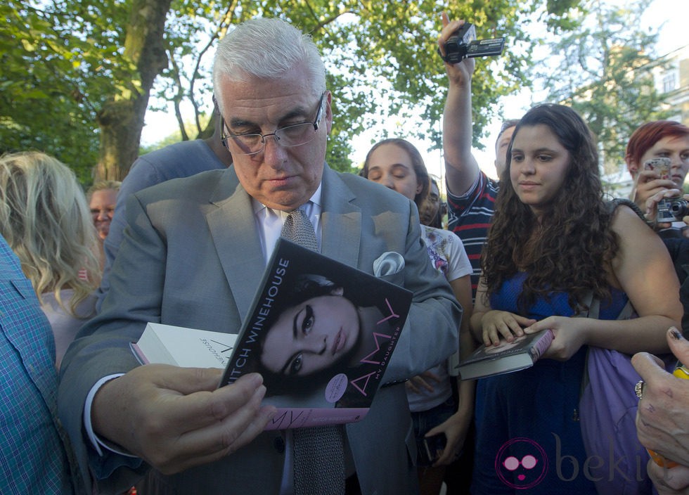 Mitch Winehouse firma la biografía sobre Amy Winehouse