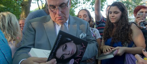 Mitch Winehouse firma la biografía sobre Amy Winehouse