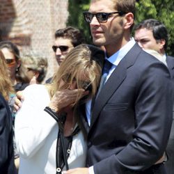 Darek consuela a Susana Uribarri en el funeral de su padre José Luis Uribarri