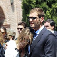 Darek consuela a Susana Uribarri en el funeral de su padre José Luis Uribarri