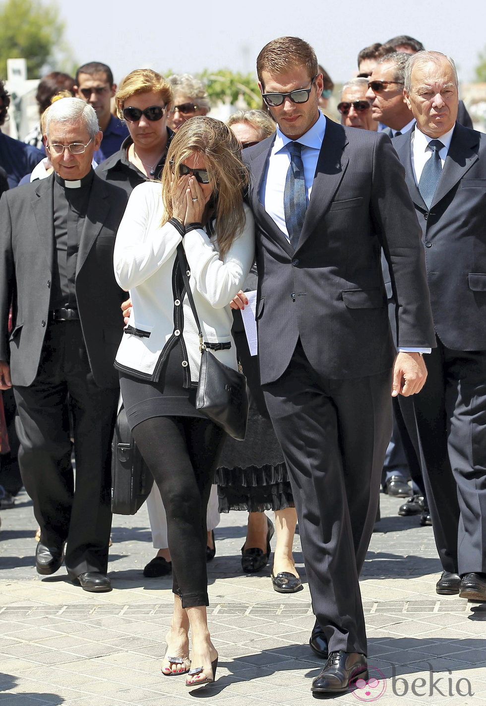 Susana Uribarri, desolada en el funeral de su padre José Luis Uribarri junto a Darek