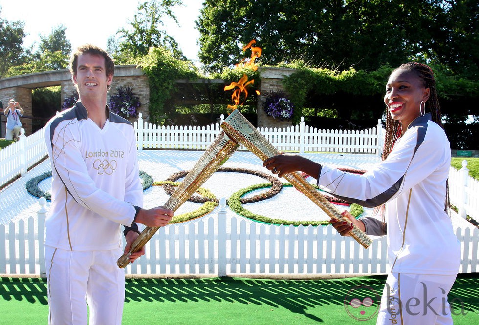 Andy Murray cede la antorcha olímpica de Londres 2012 a Venus Williams
