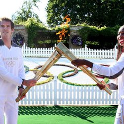 Andy Murray cede la antorcha olímpica de Londres 2012 a Venus Williams