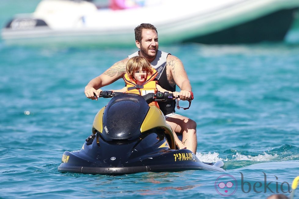 Borja Thyssen con su hijo en una moto de agua en Formentera