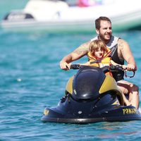 Borja Thyssen con su hijo en una moto de agua en Formentera