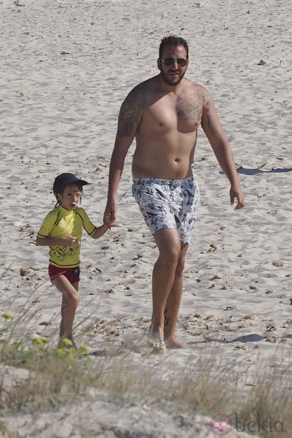 Borja Thyssen pasea con su hijo por una playa de Formentera