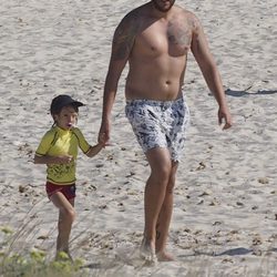 Borja Thyssen pasea con su hijo por una playa de Formentera