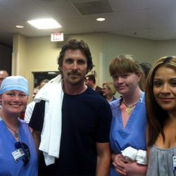 Christian Bale con el personal del Centro Médico de Aurora