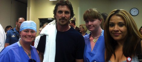 Christian Bale con el personal del Centro Médico de Aurora