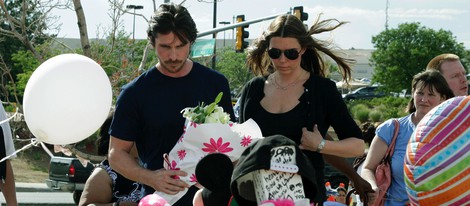 Christian Bale y su mujer en la ofrenda a las víctimas del cine de Aurora