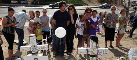 Christian Bale y su mujer con las familias de las víctimas del cine de Aurora
