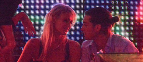 Paris Hilton se divierte junto a un joven moreno durante sus vacaciones en Saint Tropez