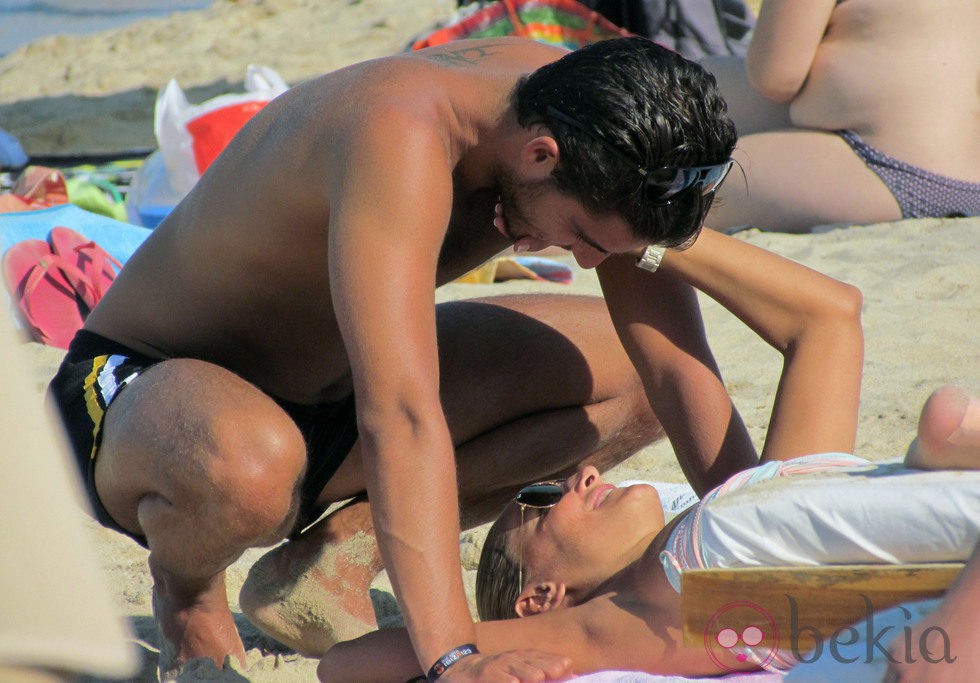 Maxi Iglesias, muy atento con su novia durante sus vacaciones en Ibiza