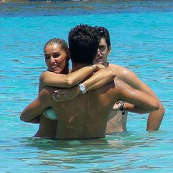 Maxi Iglesias se deja querer por su novia en Ibiza
